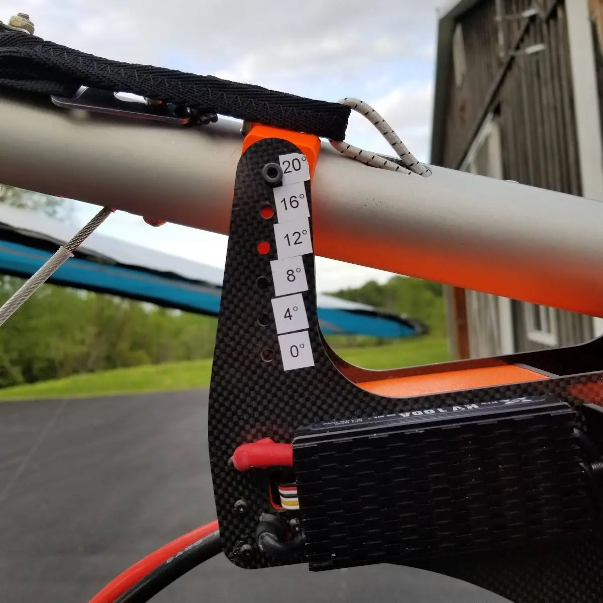 Keel mount plates on the glider